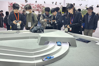 タイムマシンにプラレール!? カメラ展「CP+ 2026」に登場したユニークな被写体たち 性能を見せる“仕掛け”が進化