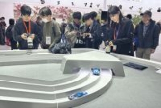 デロリアンにプラレール!? カメラ展「CP+ 2026」に登場したユニークな被写体たち 性能を見せる“仕掛け”が進化