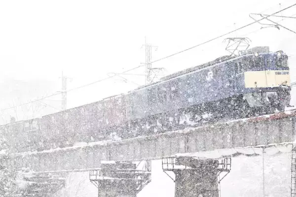 国鉄時代の電気機関車「完全引退」すでにカウントダウン!? 「新しい機関車で統一したい」 “最後の砦”になる路線とは？