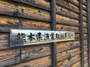 漁船じゃない!? 漁港に停泊する「謎の灰色の船」の異様な存在感 水産資源を守るけど軍艦でも巡視船でもない？
