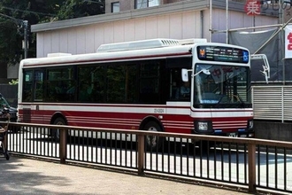 吉祥寺駅発着の「狭隘」バス路線廃止へ 中型車両で狭い通りをゆっくり… 片道10分弱のミニ系統