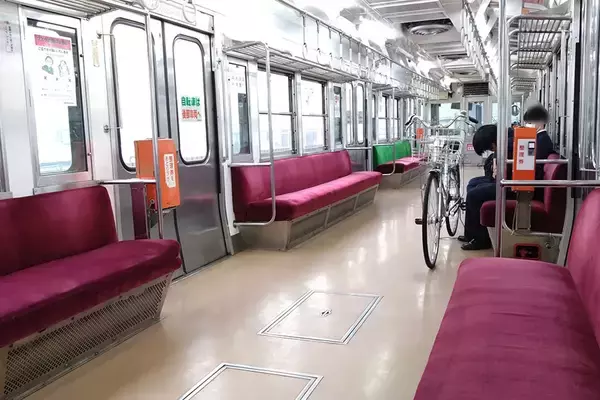 普通に自転車持ち込んでる!? 電車で“チャリ通”が日常 車社会のローカル私鉄