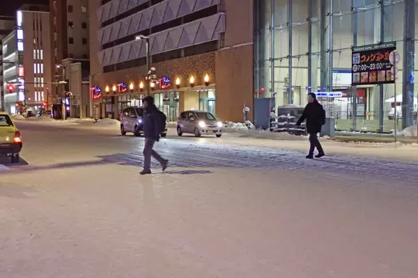 もはやアイスバーンの見本市!?「ツルツルすぎる市街地」のヤバさ 「雪道に慣れてる」と思ってる人も「と、停まれない…!!」