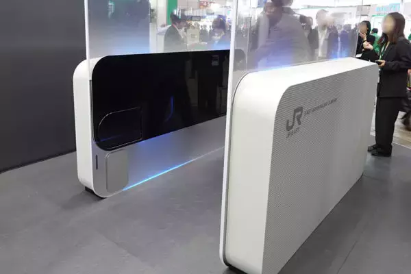 「顔認証」vs「Suicaが空中でピッ」 タッチレスな未来の改札に“新手法” どっちが現実的？