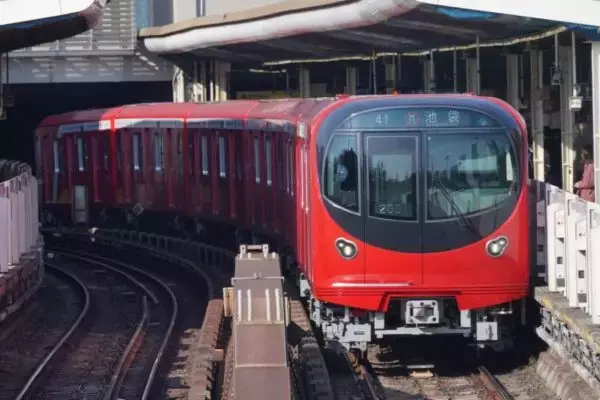 駅に着いたら「電車止まってる！」そのまま待つ？迂回する？ 「2時間でも待つ」も一定数 みんなのトラブル対処法が明らかに