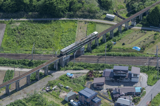 「夕景と相まって幻想的」 片方の路線が“休止”する津軽平野の私鉄 水田とリンゴ畑を駆ける姿を上空から追う