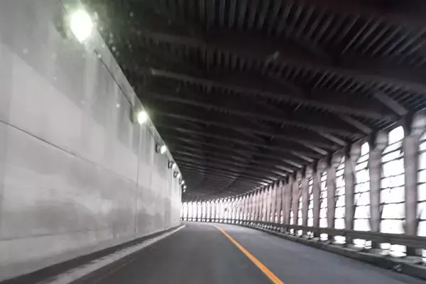 「日本有数の“危険な峠”＝北海道の生命線!? 晴れれば絶景 冬は地獄のトラック街道「日勝峠」のヤバさとは」の画像