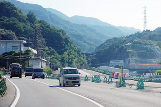大阪－三田の「断崖絶壁クネクネ国道」が激変！ 「川に張り出させた拡幅部」へ交通切替え “崖をトンネル化”から次の段階へ