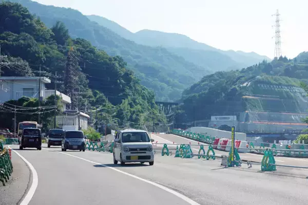 大阪－三田の「断崖絶壁クネクネ国道」が激変！ 「川に張り出させた拡幅部」へ交通切替え “崖をトンネル化”から次の段階へ
