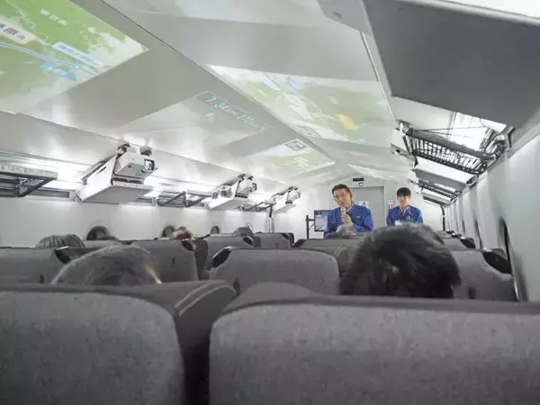 「これがリニアの「本番仕様」だ！ 金属むき出しの“新型車”に試乗 “黙って背もたれ倒す人”とかどうでもよくなる劇的進化!?」の画像