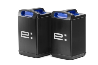 日本で「電動バイク」なぜ普及しない？ 圧倒的な“強者”＋完成された“補給インフラ” 駐輪場にも問題あり