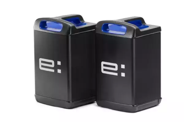 日本で「電動バイク」なぜ普及しない？ 圧倒的な“強者”＋完成された“補給インフラ” 駐輪場にも問題あり