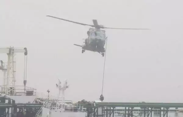 これがロシアの「影の船団」!! 制裁逃れのタンカー拿捕の瞬間をフランス大統領が動画で公開
