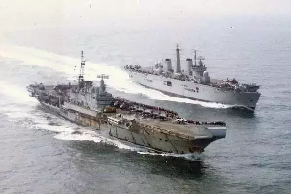 「ミニ空母でも戦える！ 疑念晴らした革新的戦闘機「シーハリアー」23機撃墜の金字塔」の画像