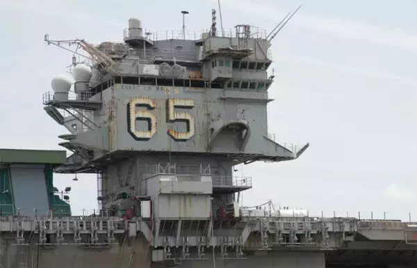 世界初の原子力空母 保管や解体準備などの「驚愕の額」が明らかに“艦の解体費用”より全然高い!? 今後の退役艦どうする？