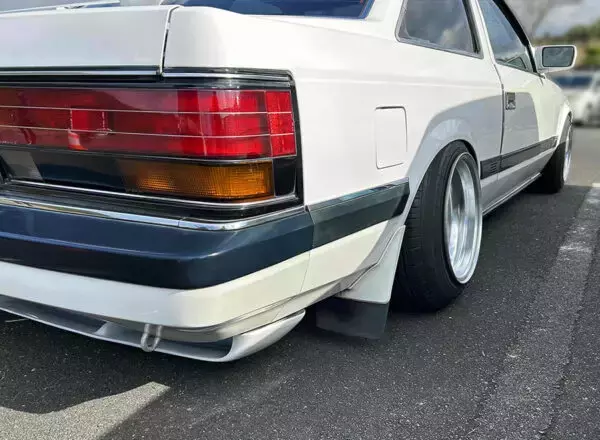 ブォン、ブォン、ブォ〜ン!! とにかくうるさい違法改造車 どこに訴えればよいのでしょうか？