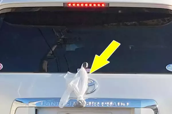 リアワイパーなどにビニール袋をぶら下げて走るクルマをたまに見かけます。これは、ある種の誠実さからくる行動のようですが、実は違反行為に当たる可能性があります。