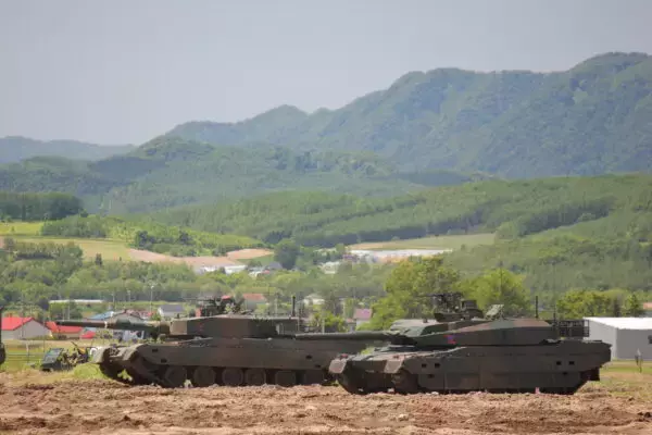 「「日本の主力戦車」が大改造へ！「車体を延ばそう」「車輪増やそう」もはや別モノに？ 乗員待望の人道的装備も!?」の画像