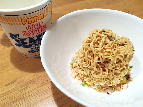 検証 カップヌードルはお湯なしでも激ウマだと判明 お湯なしカップラーメン調査 16年6月23日 エキサイトニュース
