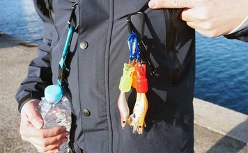 洋服やバッグの好きなところに装着できる画期的な『どこでもカラビナ』が登場