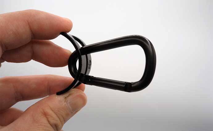 洋服やバッグの好きなところに装着できる画期的な『どこでもカラビナ』が登場