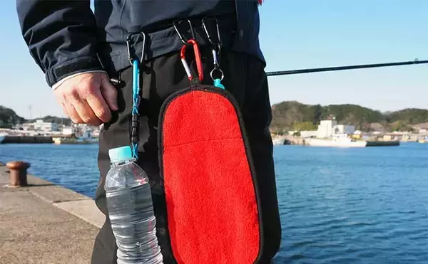 「洋服やバッグの好きなところに装着できる画期的な『どこでもカラビナ』が登場」の画像