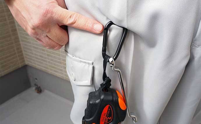 洋服やバッグの好きなところに装着できる画期的な『どこでもカラビナ』が登場