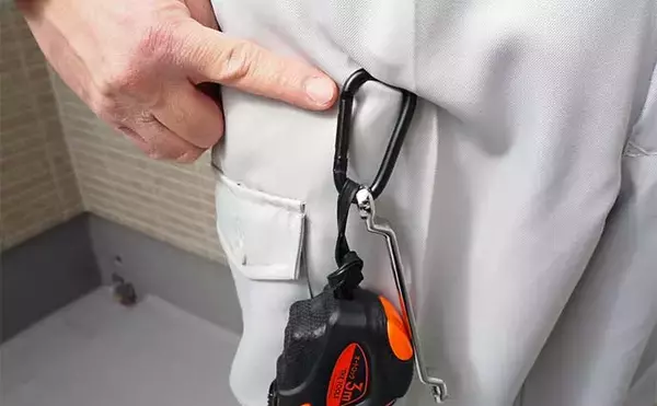 「洋服やバッグの好きなところに装着できる画期的な『どこでもカラビナ』が登場」の画像