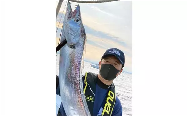 「博多湾テンヤタチウオ釣りで大型乱舞　120cm級頭に船中100尾超え」の画像