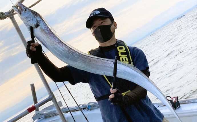 博多湾テンヤタチウオ釣りで大型乱舞　120cm級頭に船中100尾超え