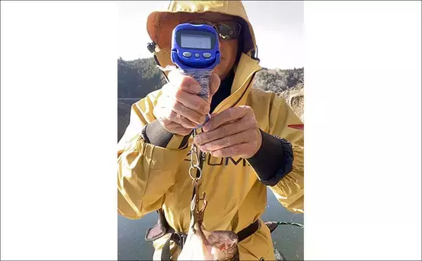 「真冬の高山ダムで48.5cmビッグバス手中【京都】ホバスト炸裂で価値ある1尾」の画像