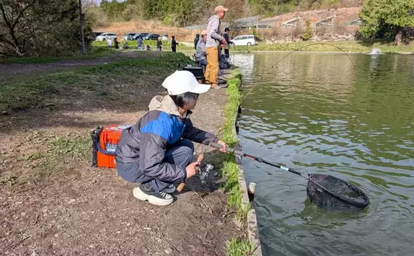「デイキャンプ＆エリアトラウト釣行で娘と休日を満喫【岐阜】釣ったニジマスの塩焼きに舌鼓」の画像