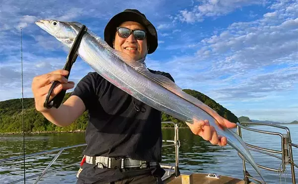 博多湾でのテンヤタチウオ釣りでF4級2ケタ釣果　炙り刺身を堪能