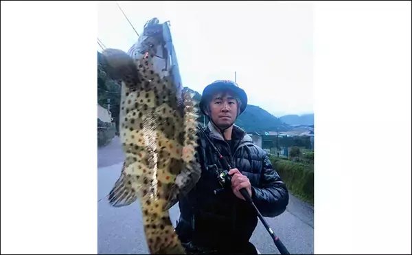 「「贅沢すぎる釣り魚鍋になっちゃった！」 食材確保のロックゲームでクエにチャイロマルハタ手中」の画像