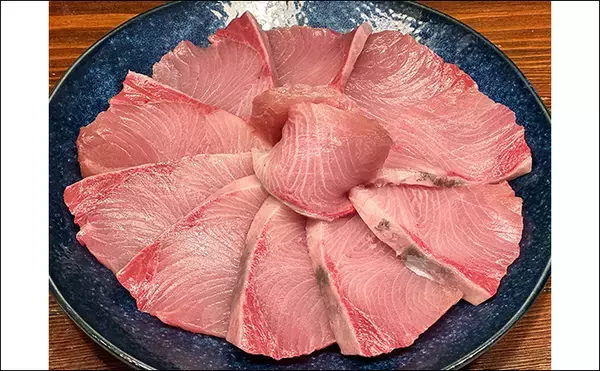 「直江津沖の「電気ブリ釣り」で11.2kgの極太寒ブリを捕獲成功【新潟・里輝丸】」の画像