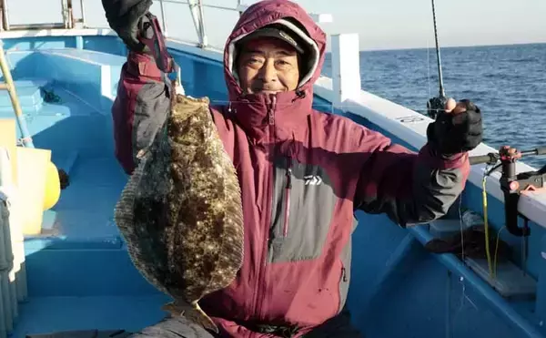 「鹿島沖のヒラメ釣りで最大2.5kg＆トップ6尾手中【茨城】水深20m前後が狙い目」の画像