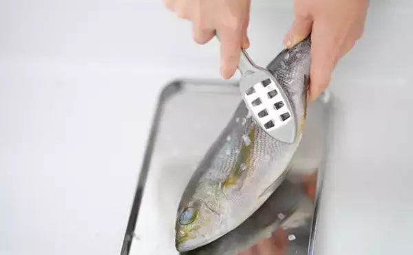 「サカナの「鱗（ウロコ）」は調理の邪魔者？それとも美味しい食材？」の画像