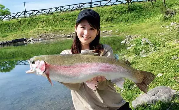 「70cm級ニジマス獲った！【408Club・栃木】ずる引きに特化したルアーにヒット」の画像