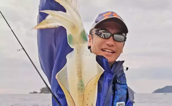 レンタルボートでのルアー釣行でアオリにマダイにアカハタと魚種多彩【三重】