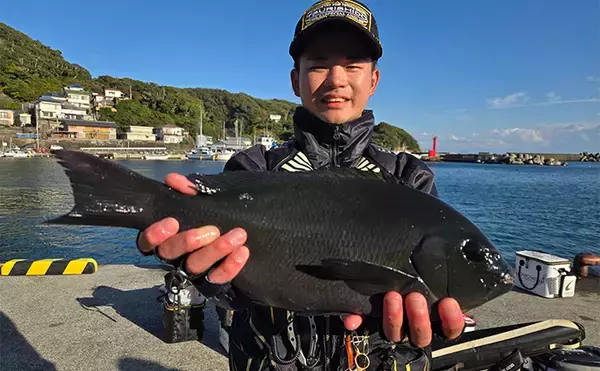 「「第9回TFT関東・東レ懇親磯釣り大会IN下田」に参戦　強風に苦戦も37.5cmメジナを釣り上げる」の画像