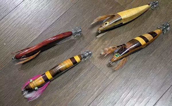 「自作のエギで1.5kg超えモンゴウイカ手中！【京都】複数木材を組み合わせた寄木仕様のエギにヒット」の画像