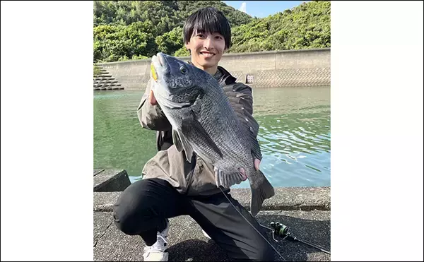 「秋のメッキゲームで良型が入れ食い！【和歌山・南紀白浜】ミノー＆ボトムワインドに好反応」の画像