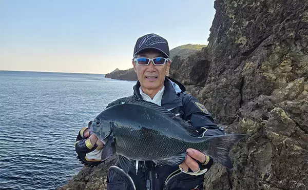 「真冬の沖磯で40cm級尾長を好捕！【伊豆半島】 一筋縄でいかない寒メジナ釣りを満喫」の画像