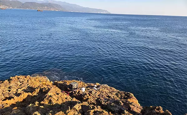 「真冬の沖磯で40cm級尾長を好捕！【伊豆半島】 一筋縄でいかない寒メジナ釣りを満喫」の画像