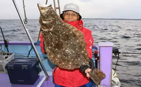 「茨城沖の船ヒラメ釣りが絶好調　3kg級頭にトップ8尾で船中全員安打【釣友丸】」の画像