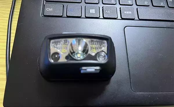 「ヘッドライトをフローティングベストに装着する方法　ベルトにひと工夫」の画像