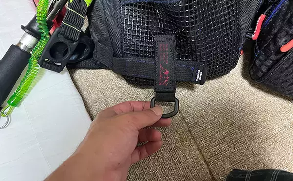 「ヘッドライトをフローティングベストに装着する方法　ベルトにひと工夫」の画像