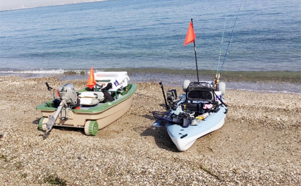 値下げ！ホンダ 二馬力 か黒 船外機 スタンド、カバー、携行缶他付お 