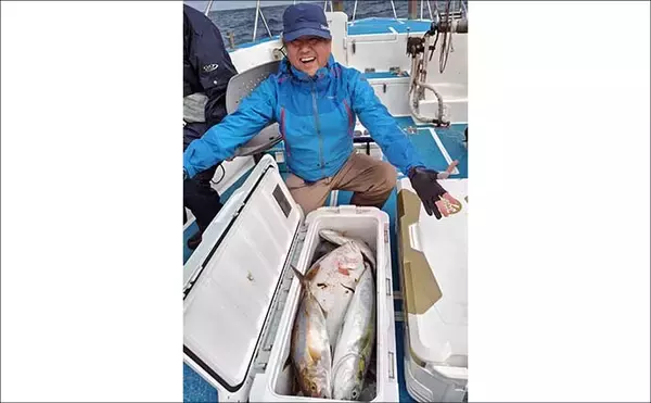 「【沖釣り釣果速報】玄界灘の落とし込み釣りでヒラマサ110cm浮上！船中で青物50尾超えも（福岡）」の画像