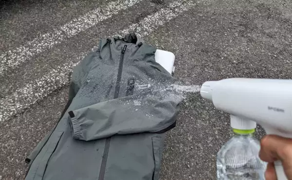 「雨の日の釣り装備に「撥水スプレー」活用のススメ　防水性アップで釣果もアップ！」の画像